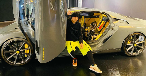 周杰倫攜妻兒參加生日趴，昆凌抱著三歲羅密歐拍照，媽媽力爆棚