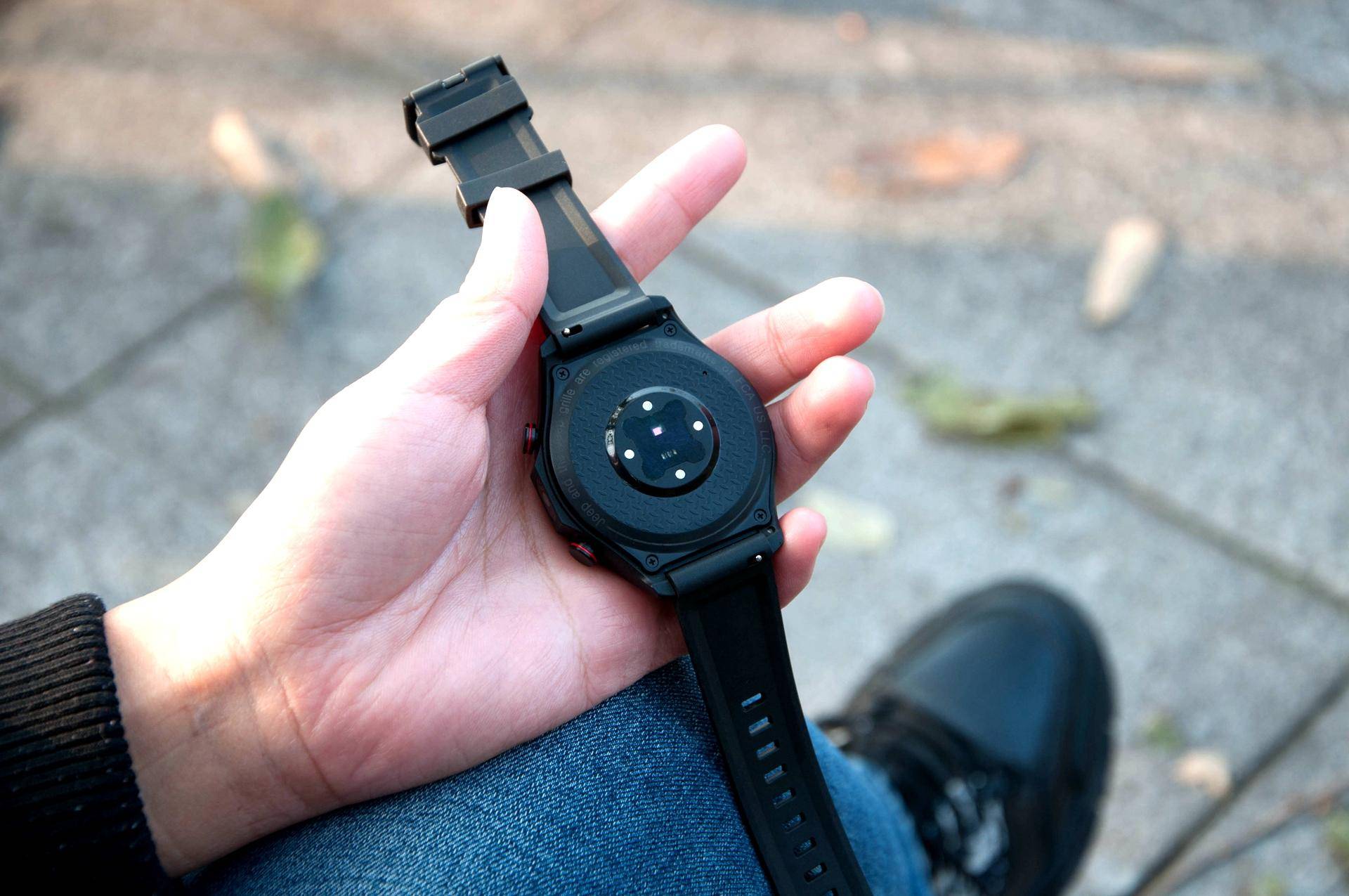 Jeep黑骑士智能手表：高清双摄独立通话，自带64G超大空间