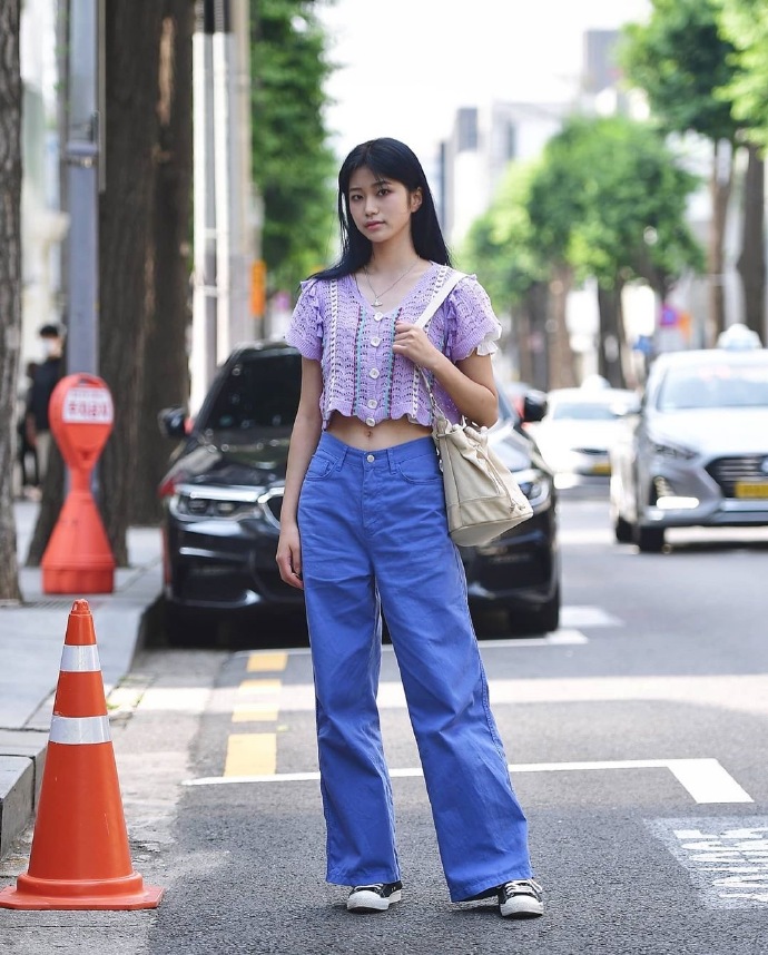 韩国女生真会穿，看她们的“街拍穿搭”，三招教你穿出时髦范