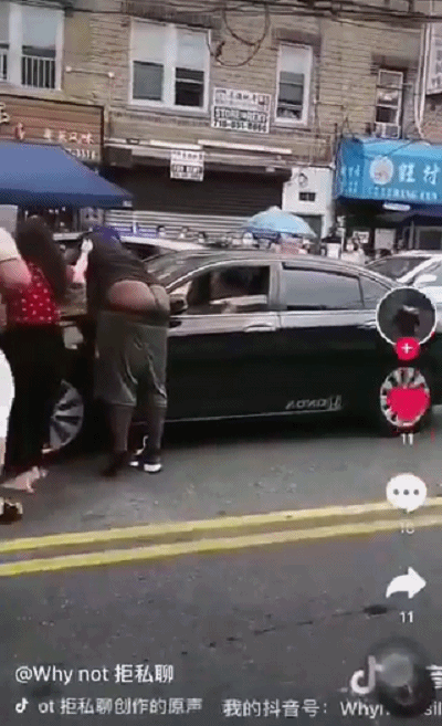 黑人街头大喊“傻X中国人”，华裔男子挥拳猛揍，网友评论：大快人心