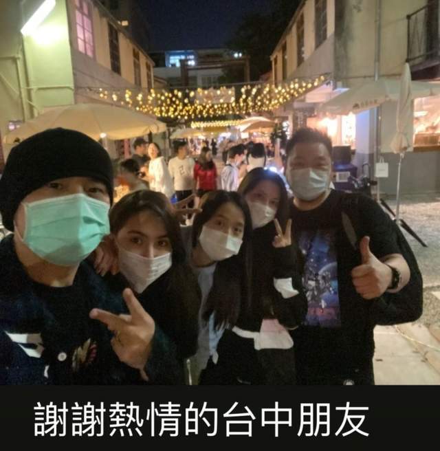 周杰倫曬乘豪華遊艇照，蹺二郎腿霸氣攬嬌妻昆凌，畫面甜蜜恩愛