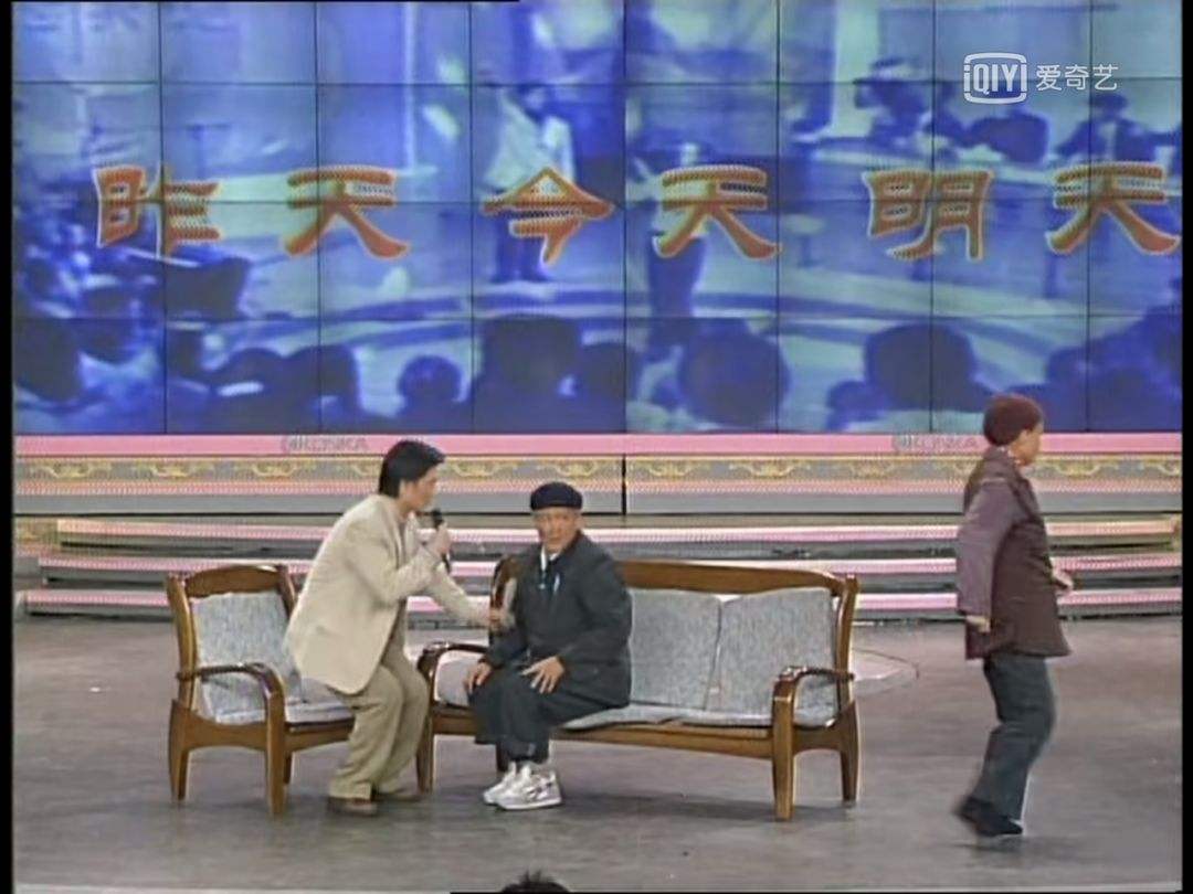 2006年春晚，赵本山出现严重失误，宋丹丹看似淡定实则冷汗直流