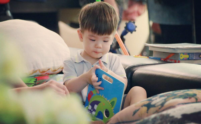 霍思燕的育兒觀：不限制孩子看電視，嗯哼很多知識是從動畫片學的