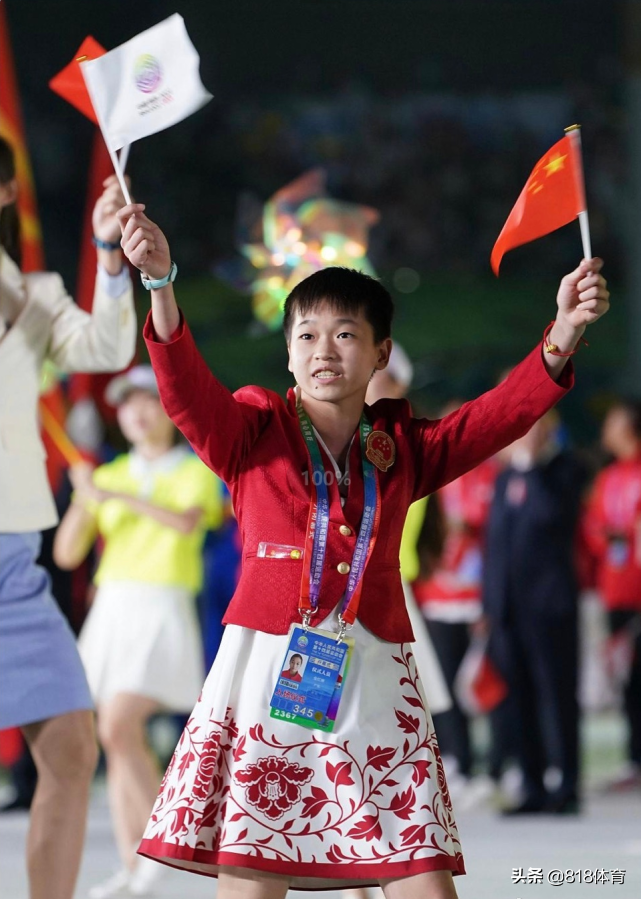 乖巧!全红婵开幕式候场,小姐姐称赞:你真厉害!红姐点头微笑:谢谢!