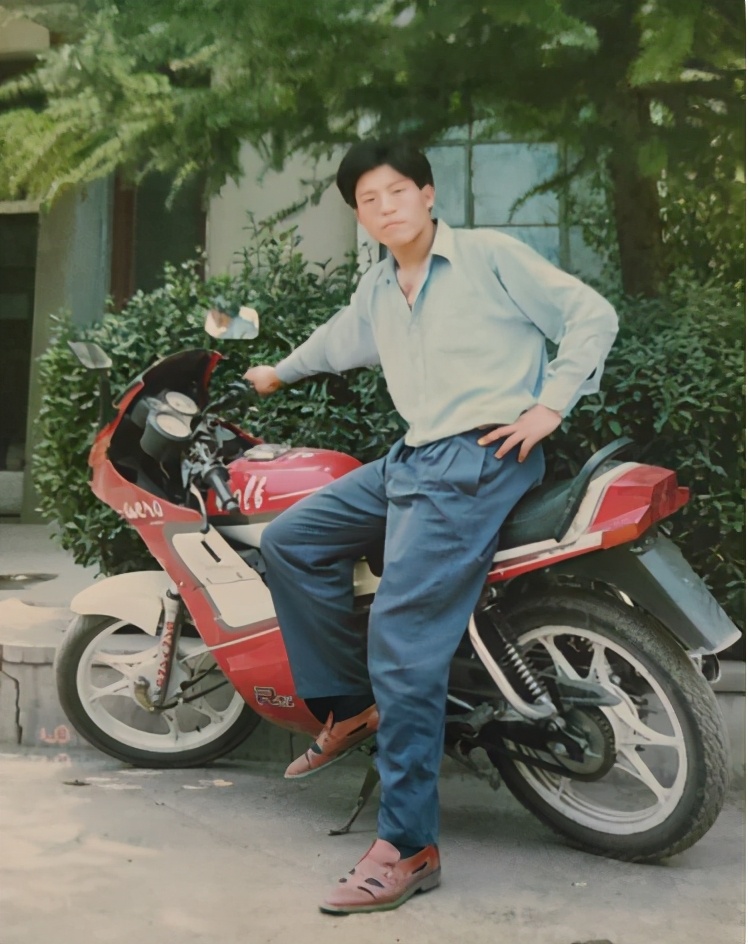 男子19年前被捅杀身亡，弟弟：罪犯获刑不足1年，多人外逃身份不明，法院不让拿判决书