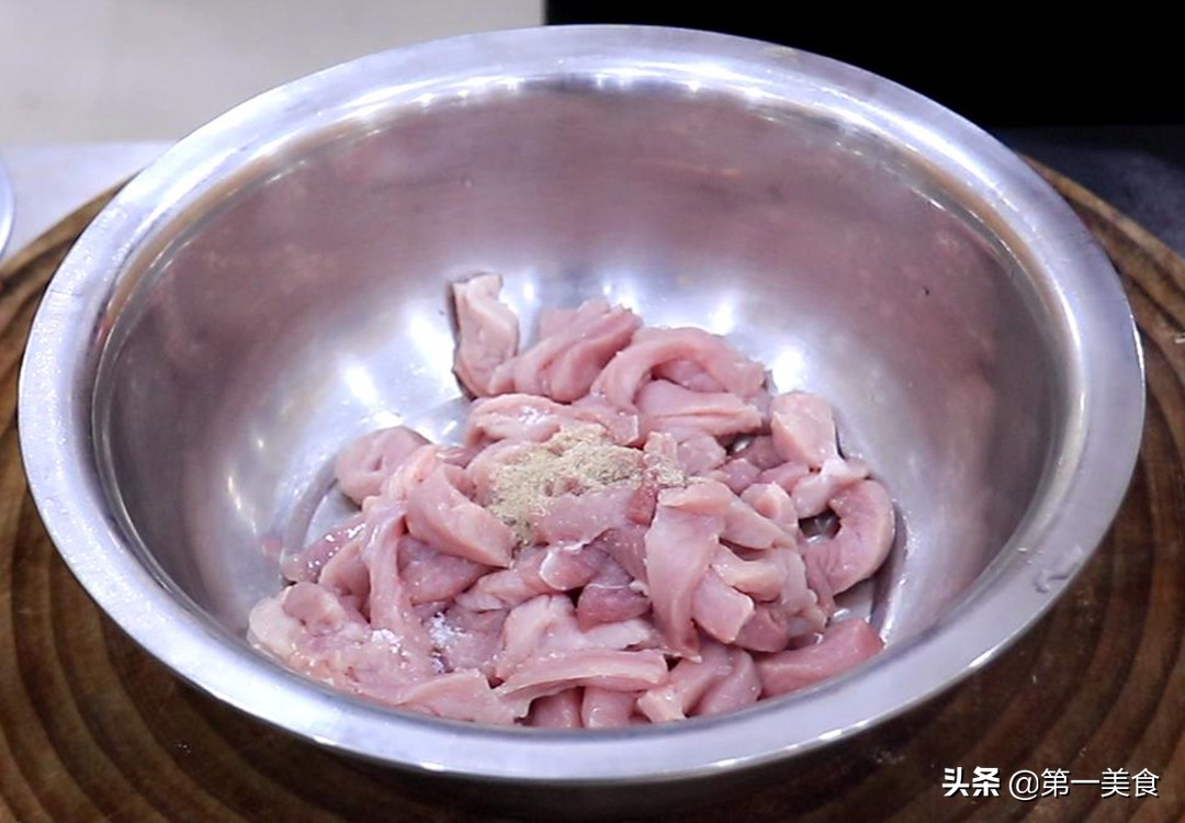 图片[2]-河南厨师长教你做地道酸汤小酥肉 软嫩不柴有窍门 酸爽可口-起舞食谱网