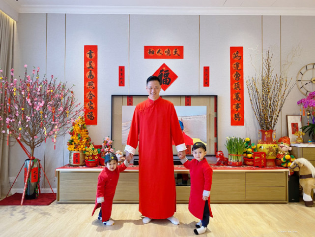胡杏兒老公帶倆兒子拜年，奕霆奕霖穿喜慶紅裝，手拉手賣萌超可愛
