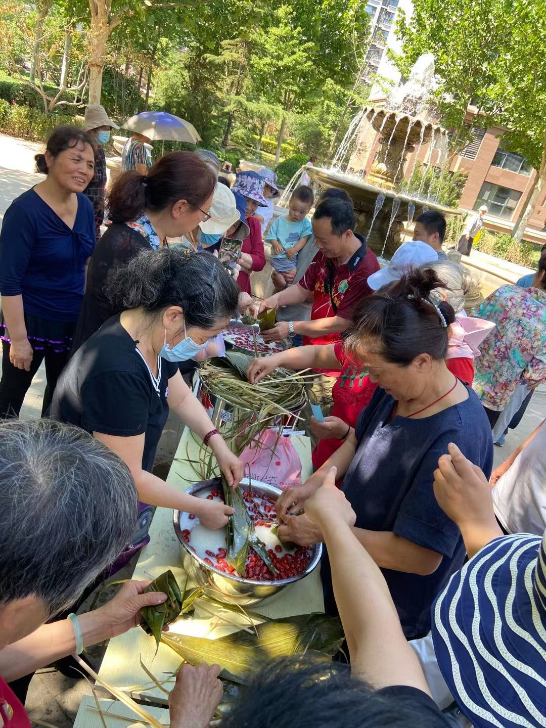 从包粽子比赛中“品味端午”