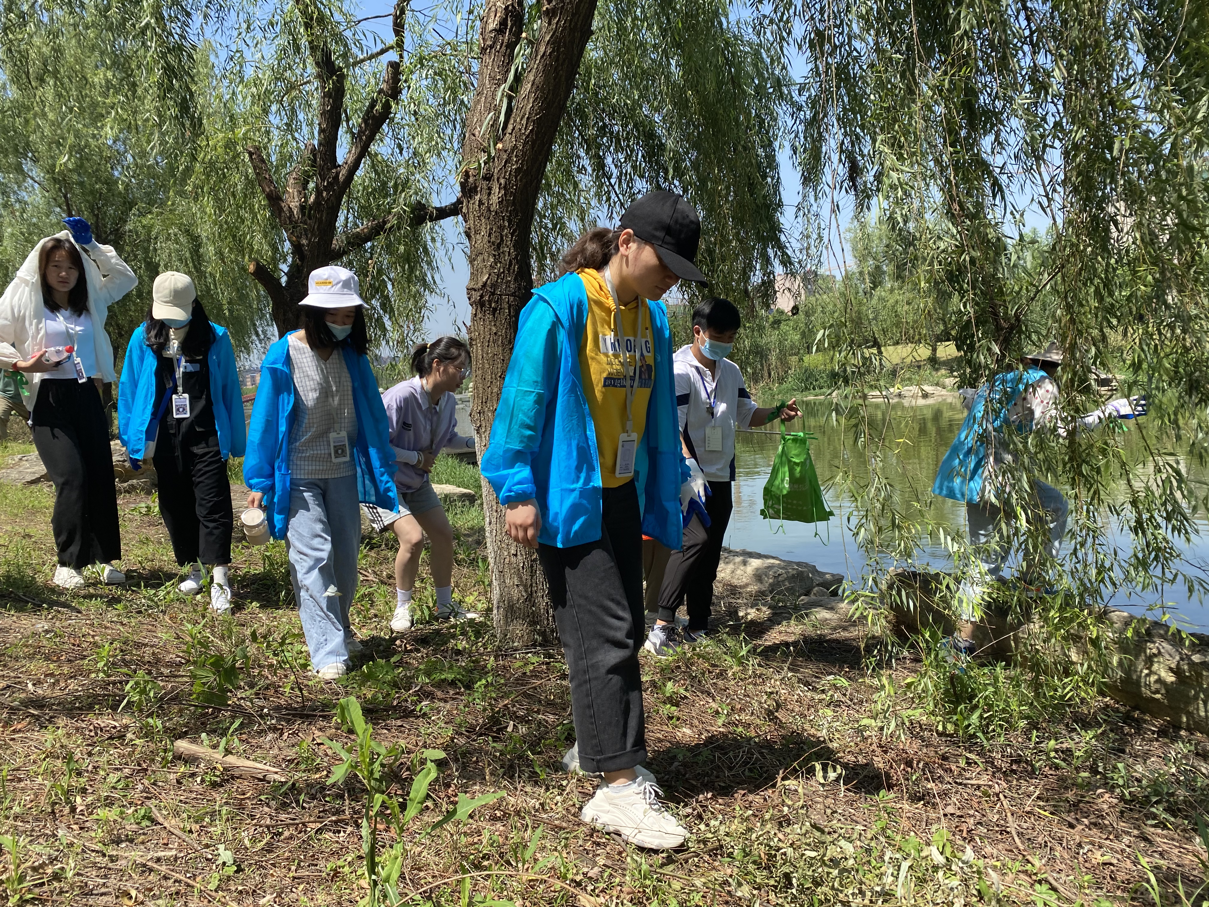 安庆乐邻社工开展“六·五”世界环境日净滩志愿服务活动