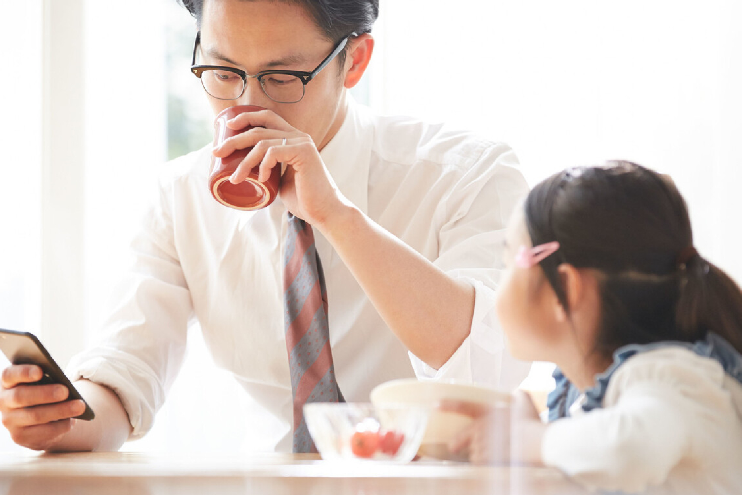 该不该阻止3岁内的孩子看电视？耶鲁大学的研究结果，父母要重视