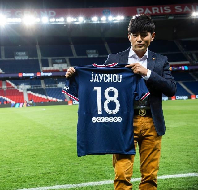 周杰伦获赠圣日耳曼专属球衣，与昆凌开心展示，球号意义非凡