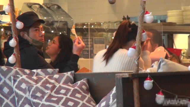 郭富城一家四口罕見同框，夫妻挽手很甜蜜，倆女兒正面超可愛