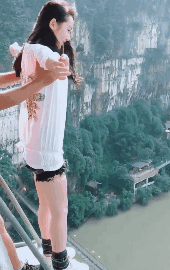 爆笑的动图：新娘不下床，连床一起抬走啊！