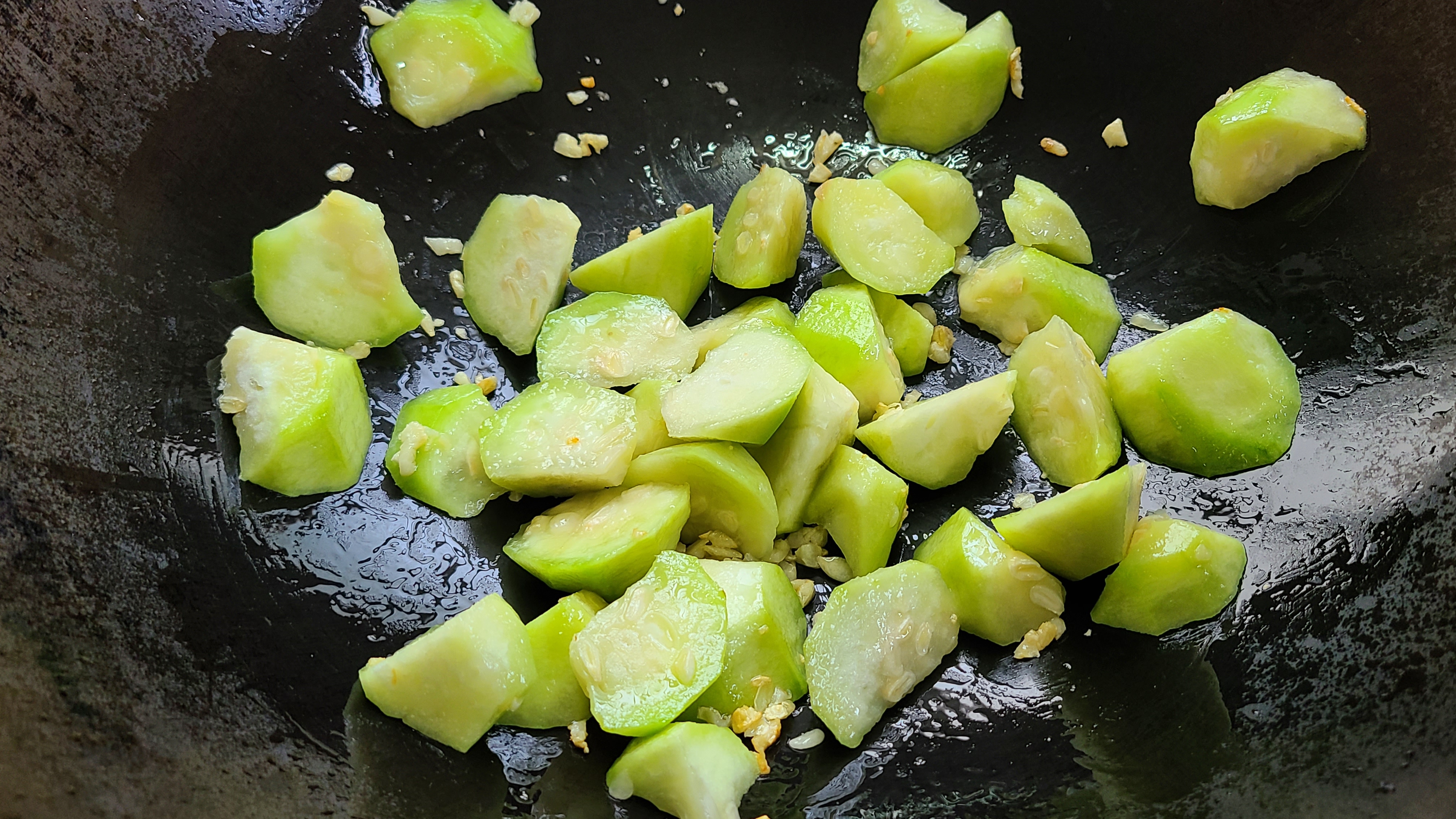 大虾这样做很简单，味道鲜甜又好吃，清淡美味值得一吃