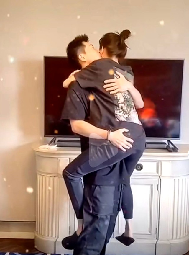 窦骁带何超莲回西安见家长，欣赏长恨歌，动作笑容一致太有夫妻相