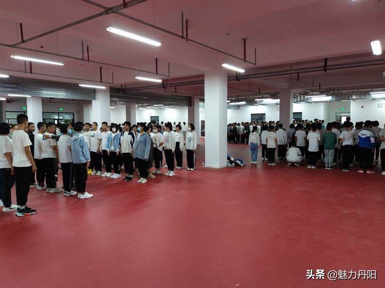 菏泽市实验中学举行2021级新生军训汇报展演(图9)