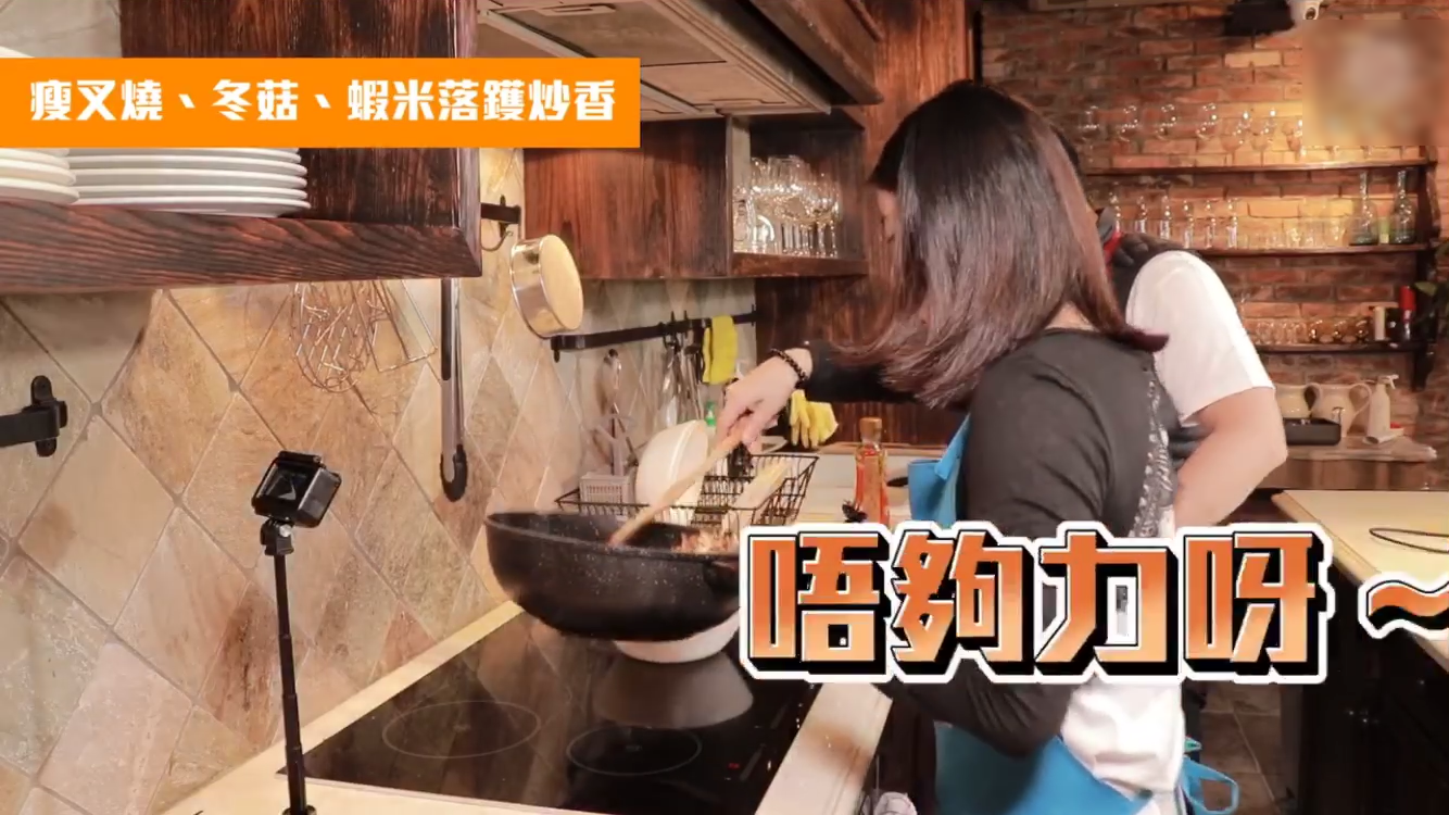 霍啟剛夫婦搭檔做美食，郭晶晶化身小助手，兩人搭配默契盡顯恩愛