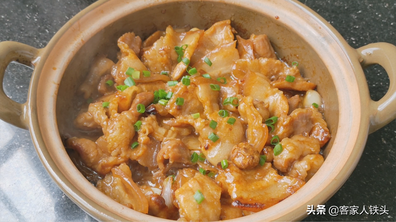 客家人传统的锅焗肉片，不加一滴水，香气四溢，一口一片好吃不腻