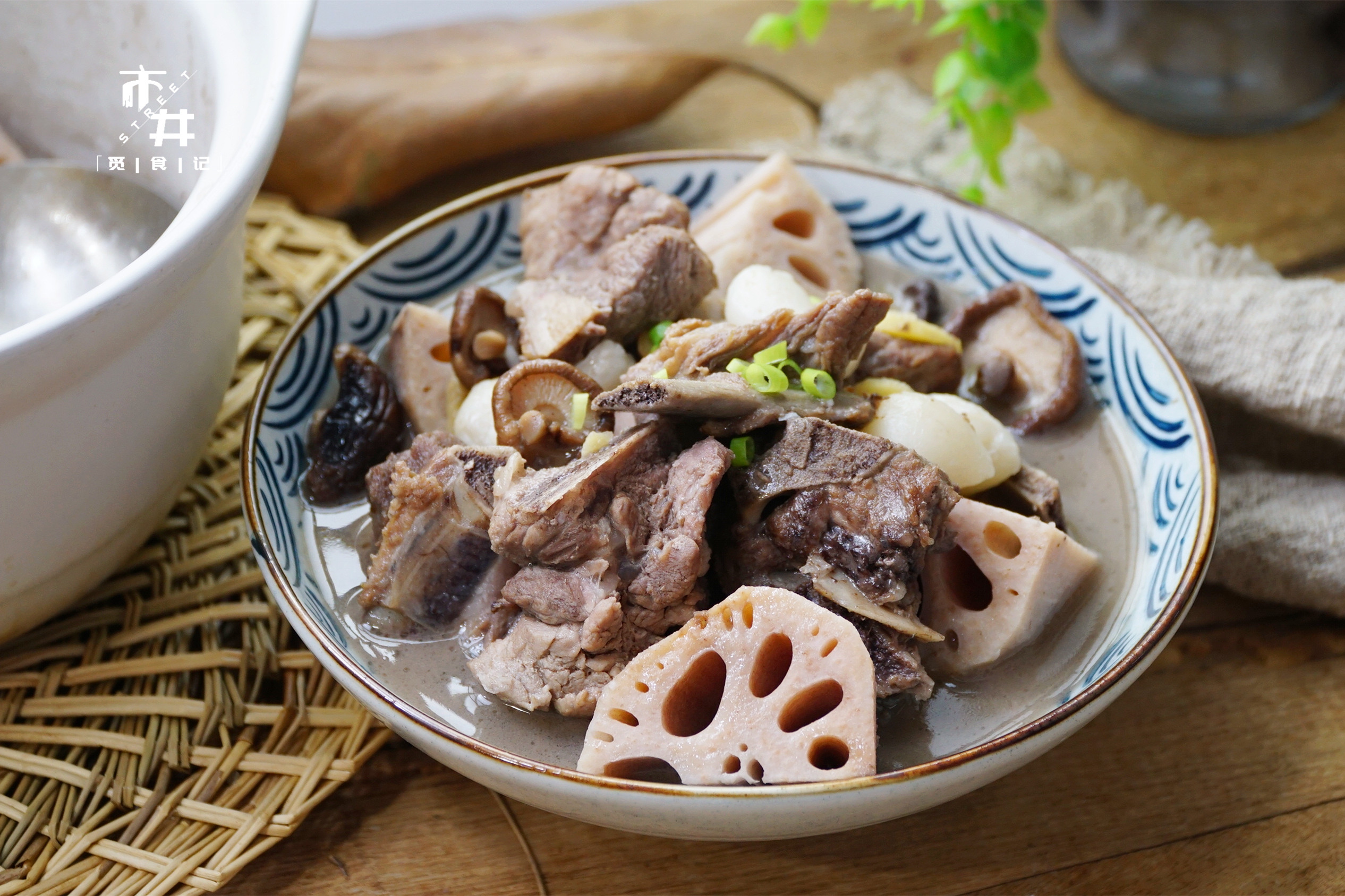 炖排骨时，别下锅就煮，多加这几样，汤浓肉香