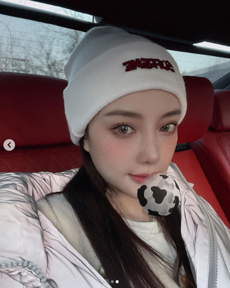 李小璐帶女兒滑雪，吐槽甜馨長太重卻抱著不撒手，母女同框超有愛