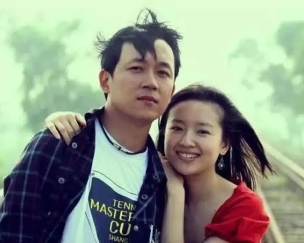 董洁带儿子出去玩，12岁顶顶身高接近妈妈，外套