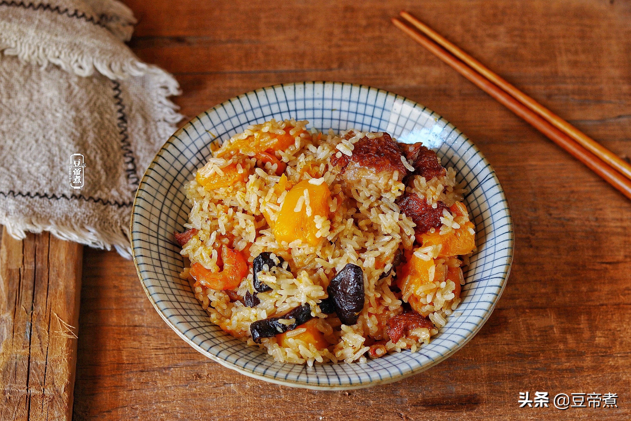 懒人不想炒菜的好办法，把饭菜肉一锅焖，老公孩子一连吃好了几碗