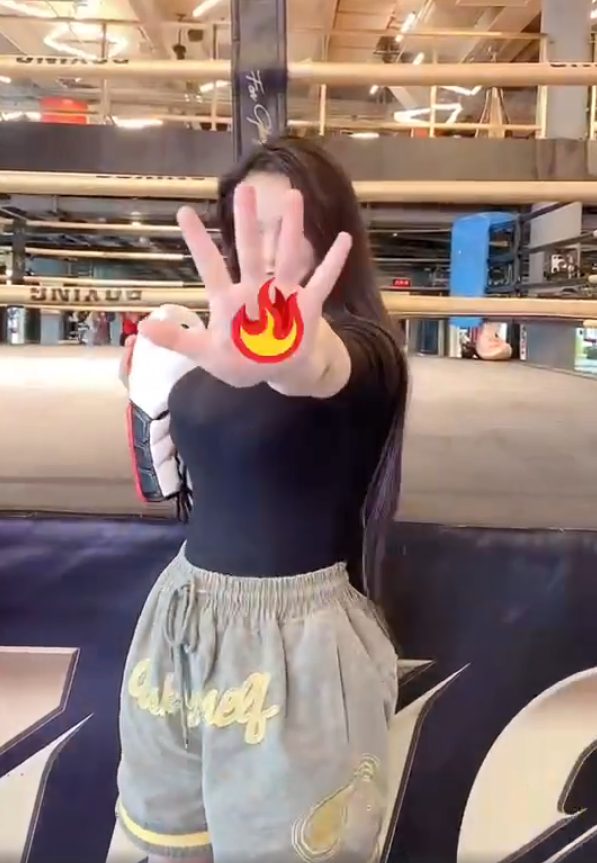邹市明一家五口为中国健儿加油，激情澎湃，小儿子剪短发颜值超高