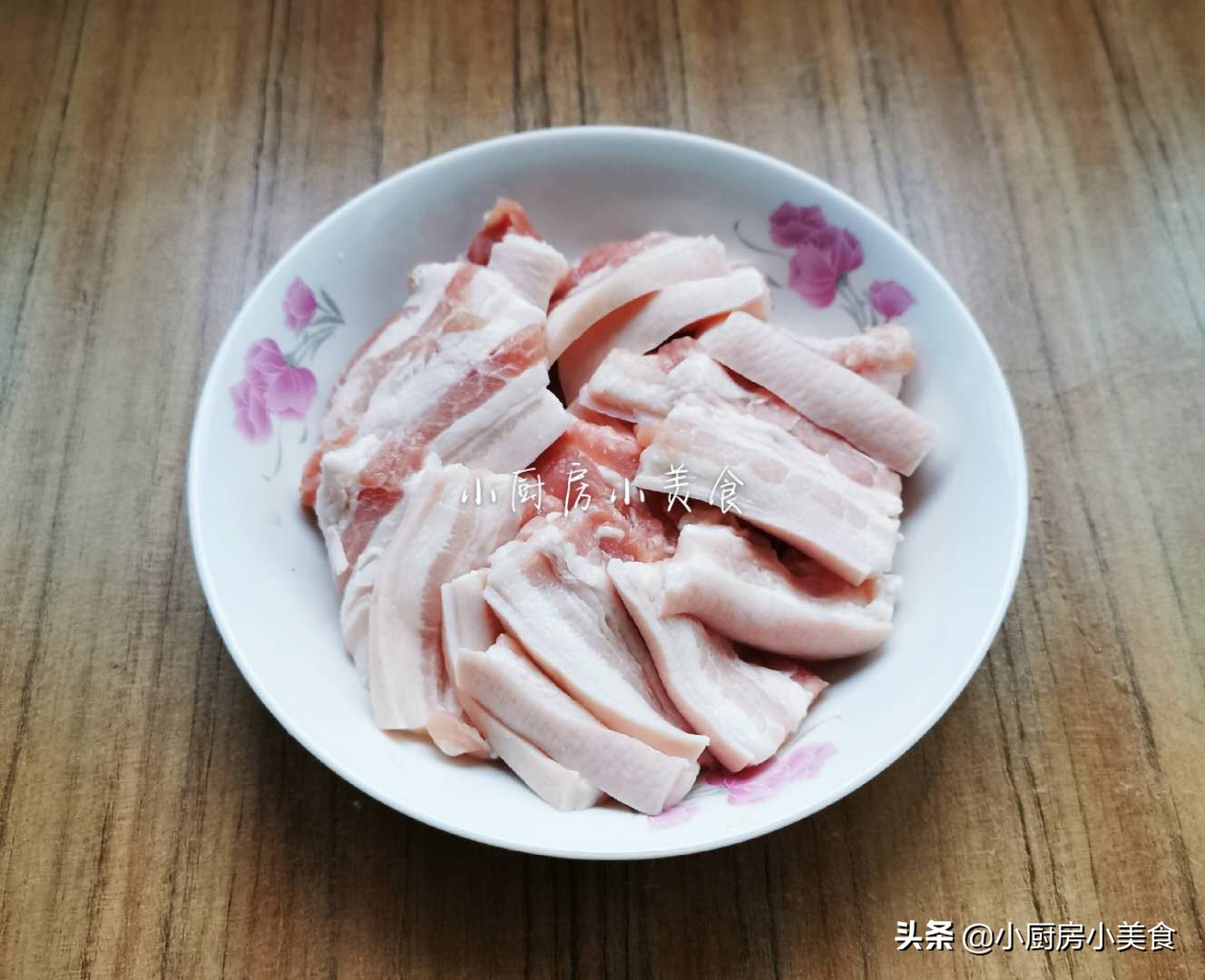 在家烤肉很简单，五花肉这样腌制好，平底锅也能烤肉，尝一口真香