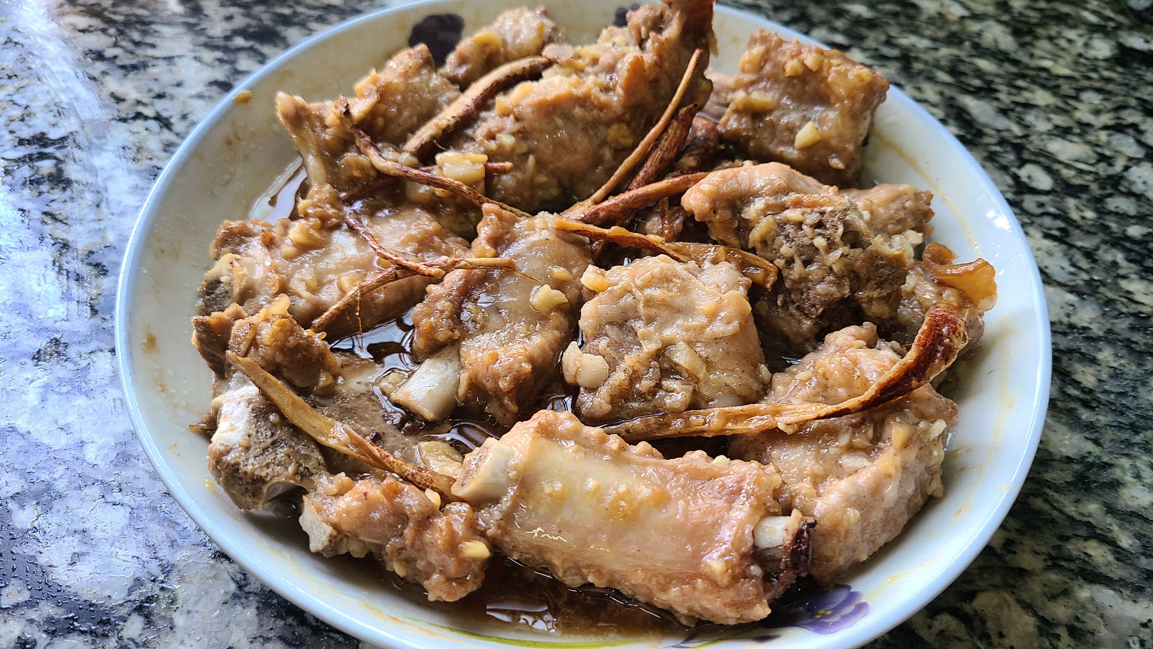 五指毛桃蒸排骨，广东很火的一道菜，香味浓郁又好吃，味道特别