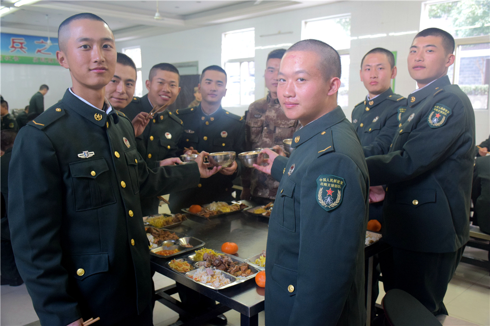 来喽，来喽，新战友们下连喽