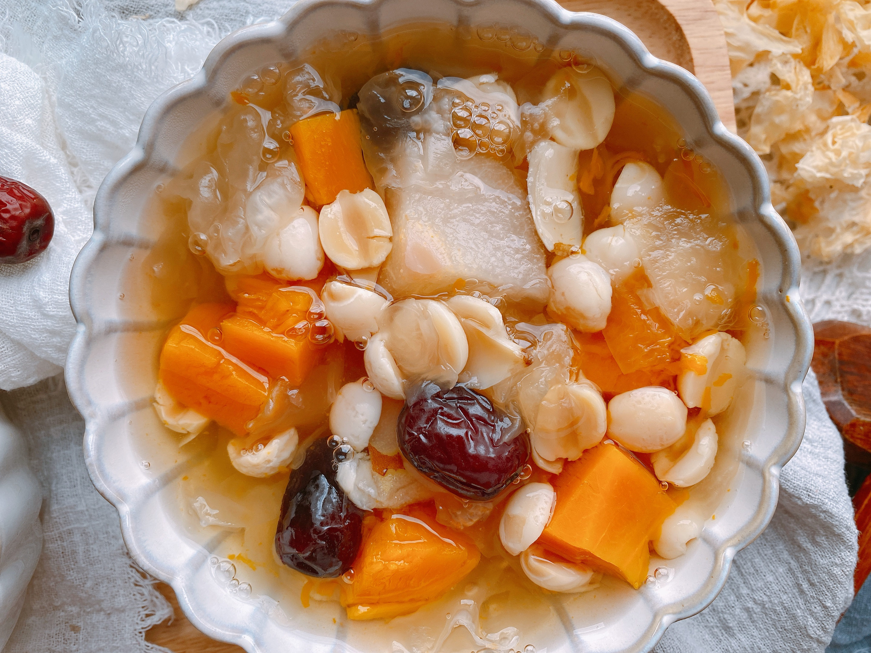 入秋后天气干燥，试试这款润肺降火的甜汤，软糯香甜，安稳度秋