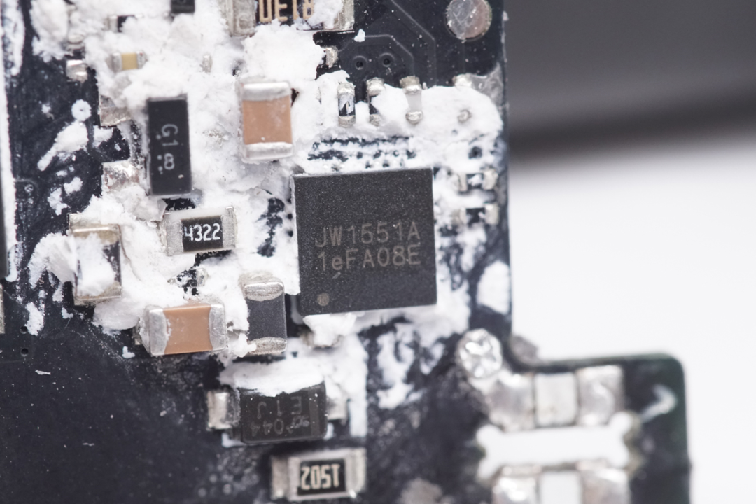 华为66W超薄氮化镓快充拆解，揭晓如何实现同类产品2倍功率密度