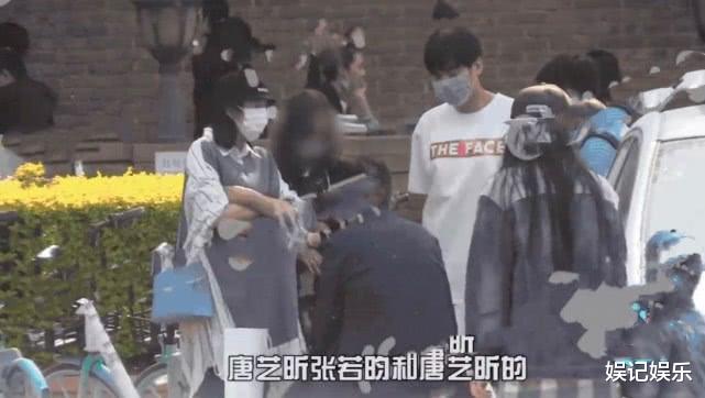唐艺昕挺大肚出游, 张若昀全程守护, 抚摸妻子孕肚超有爱