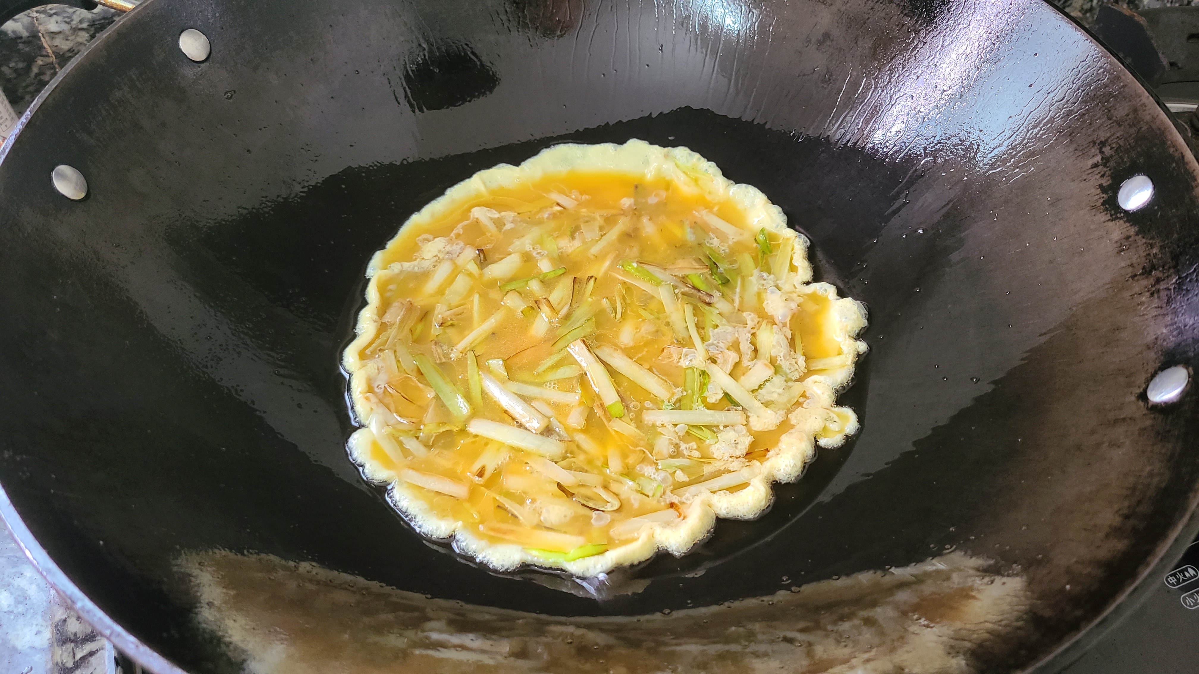 韭黄滑蛋，广东很出名的做法，又嫩又滑又好吃，太香了