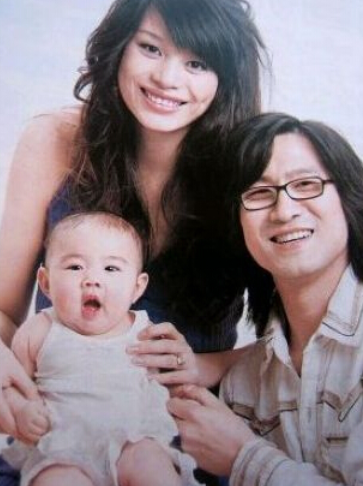 汪峰一家五口齐出镜，15岁小苹果越长越像章子怡