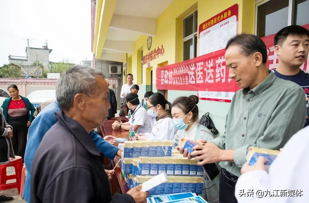 武宁县政协医药卫生小组下乡开展义诊活动