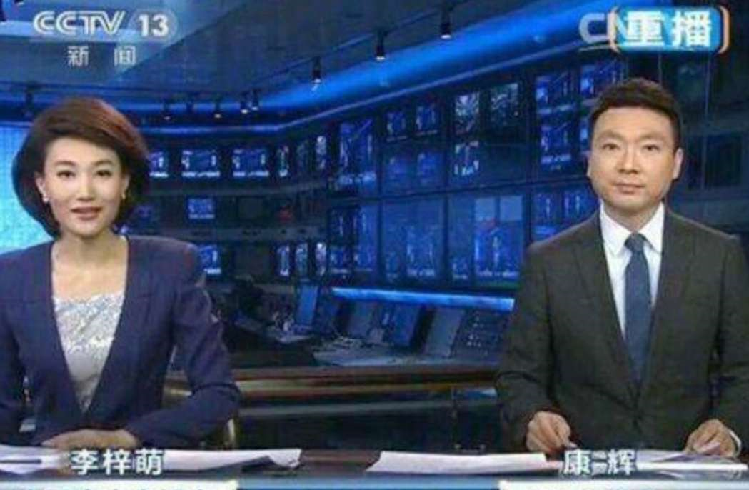 43岁央视节目女主持人戴假发主持13年，当她摘下假发那一刻：爱了