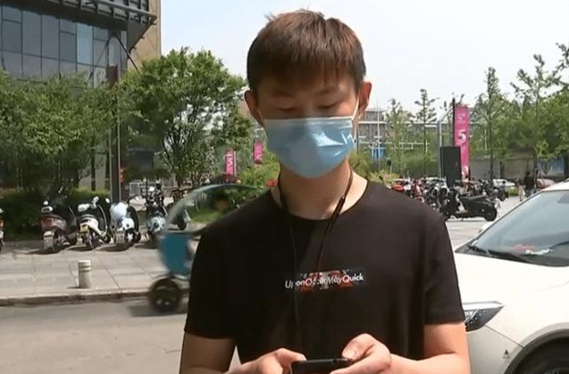 真有人被忽悠瘸了！女教练让走两步，男子办卡矫正长短腿