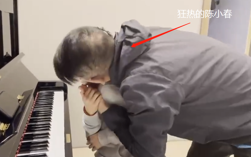 應采兒曬大兒子彈鋼琴，陳小春闖入後畫風突變，父愛如山體滑坡