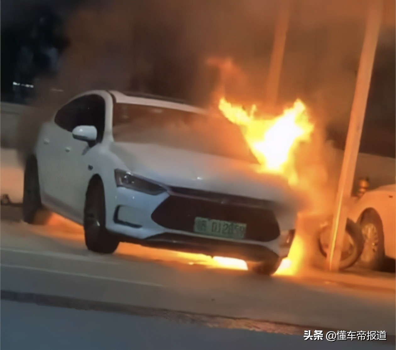 突发 | 比亚迪疑似再次发生自燃，这次换成了唐