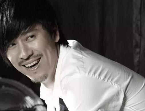 52岁解晓东现身酒吧嗨唱，衣服却显不合身，隐退歌坛后身价过亿