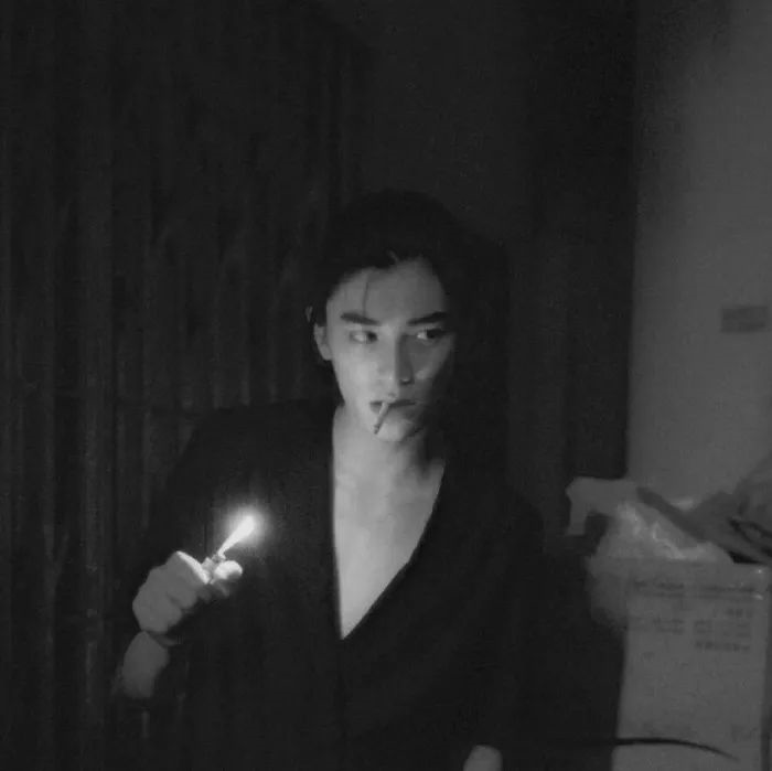 男生头像：高冷帅气男生头像