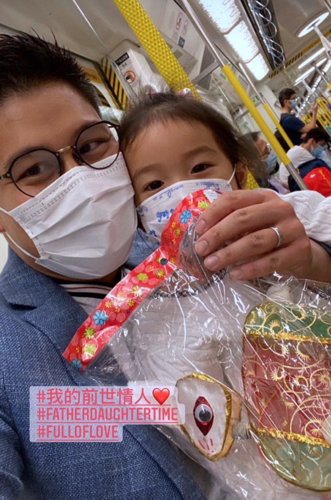 霍启刚抱女儿坐地铁感受生活，三岁霍中妍越长越美太像奶奶朱玲玲