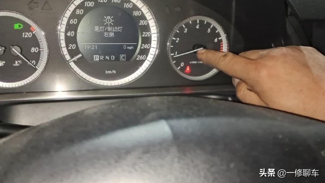 買二手車時最怕發動機有問題，小伙三步教會你檢查，非常簡單實用