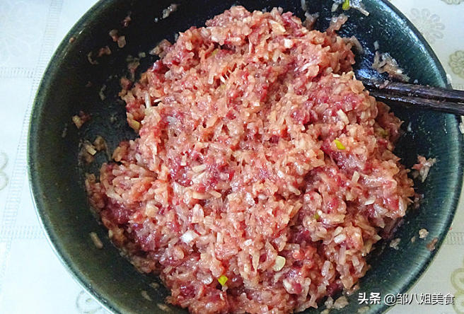 做牛肉馅饺子，记住“2放3不放1窍门”，饺子鲜香多汁，不腥不柴