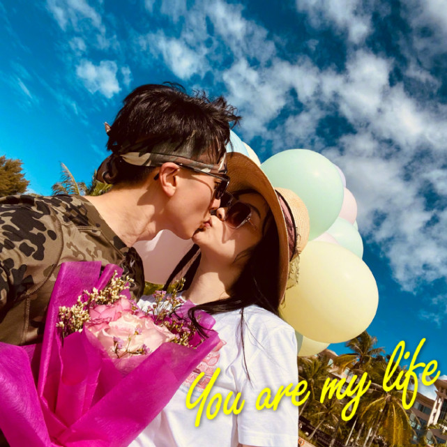 吳尊一家四口旅遊慶生，與老婆海邊擁吻甜如熱戀，浪漫幸福溢出屏