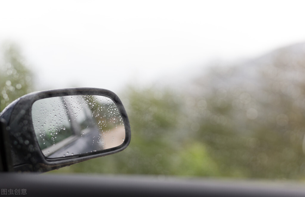 雨天開車前擋風玻璃起霧？4個常用的除霧方法，新手學會不吃虧