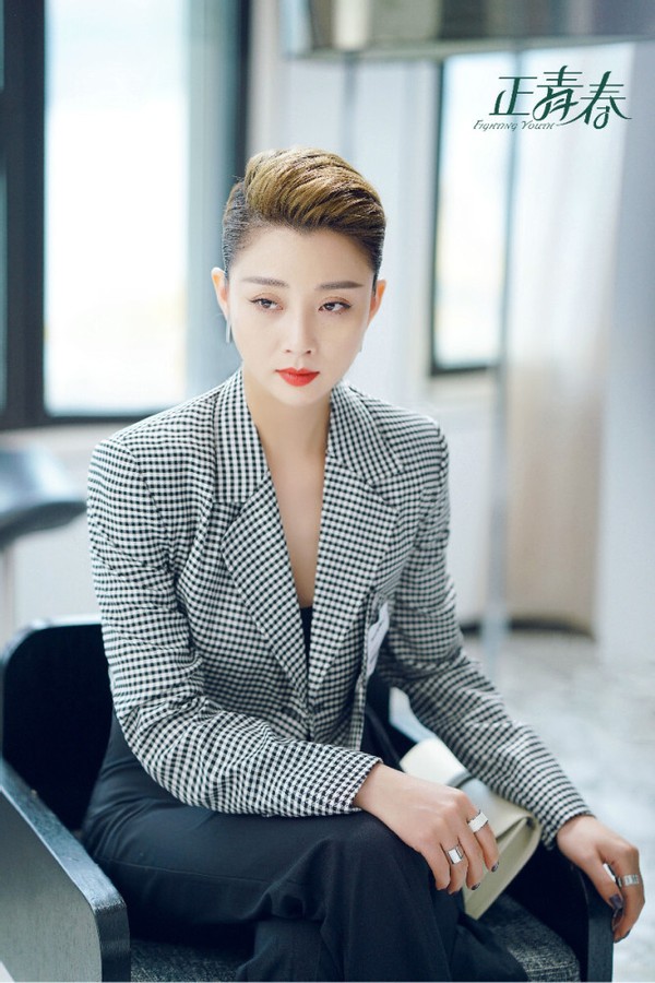 Looked " green " , just discover Yan Tao wear build and hyperbole earring, it is duty field female advocate edge tool