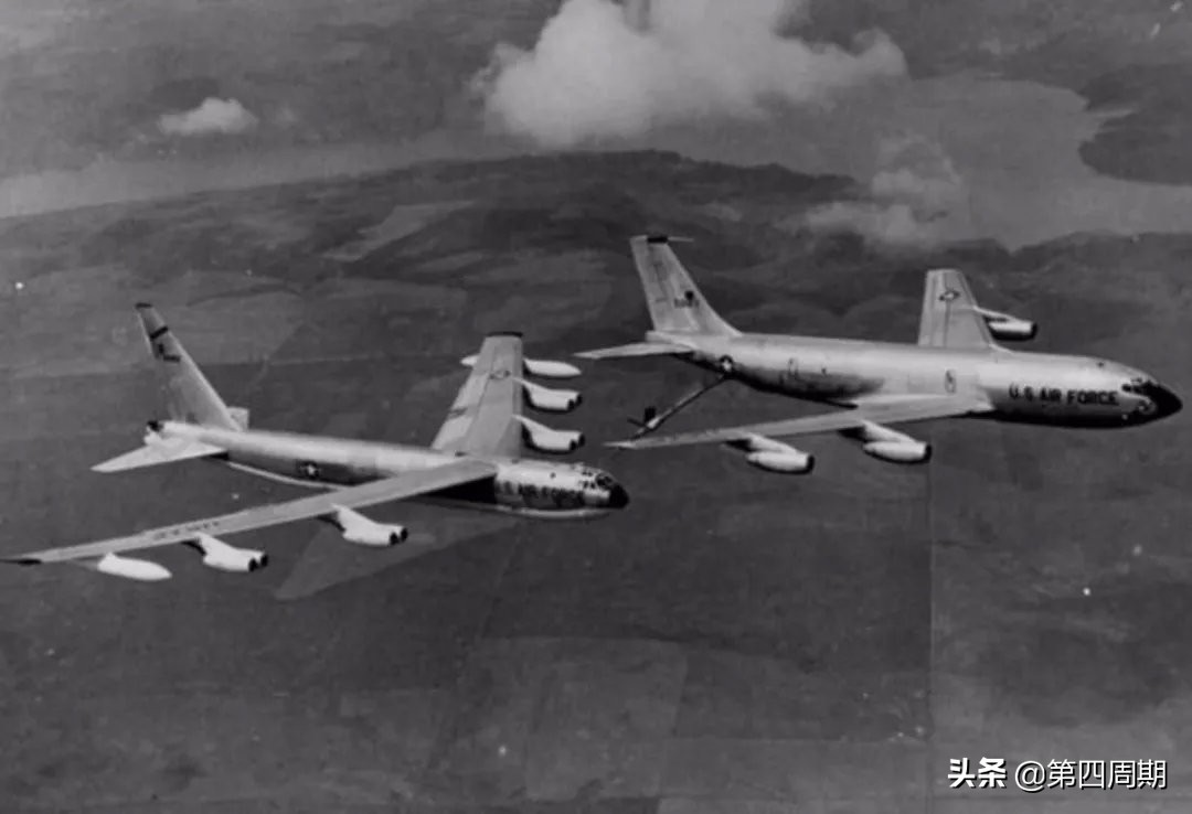 B52空中加油出狀況，四枚氫彈三缺一，耗巨資美國人大海撈氫彈