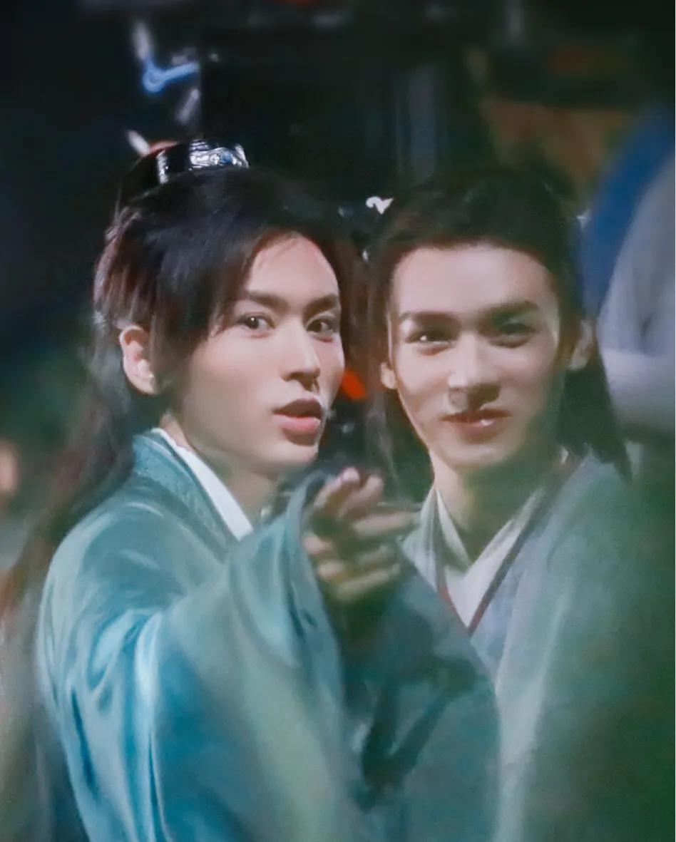 " the land of country makes " abroad heat sows: Two did not sow camera lens to pour out of greatly, english caption makes window